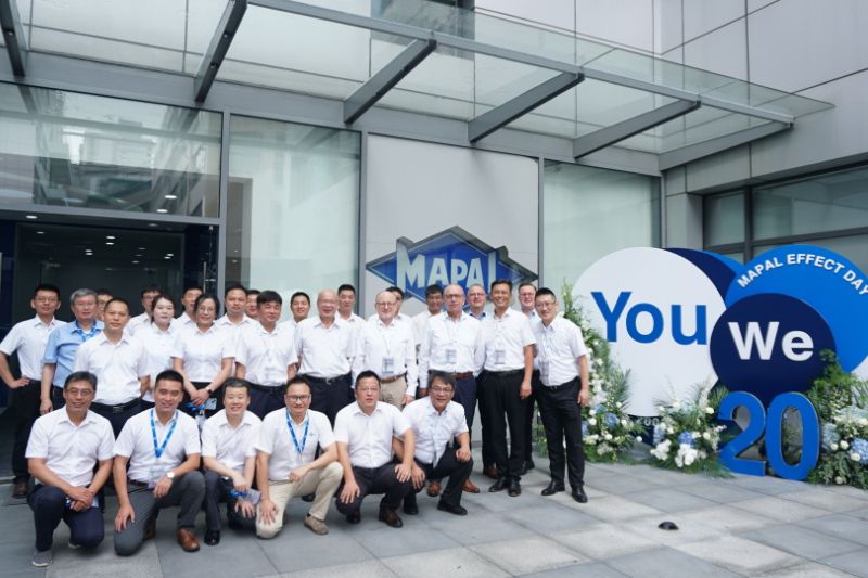 Mehrere Mitarbeiter eines Standorts in China 